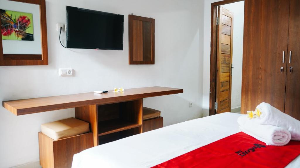 Postel nebo postele na pokoji v ubytování RedDoorz at Ampenan Mataram Lombok
