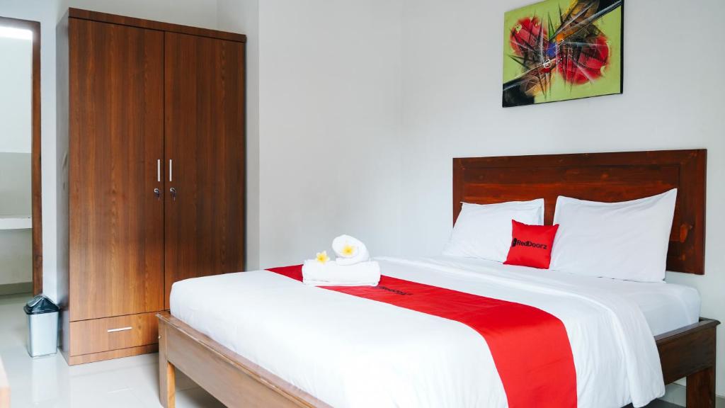 Postel nebo postele na pokoji v ubytování RedDoorz at Ampenan Mataram Lombok