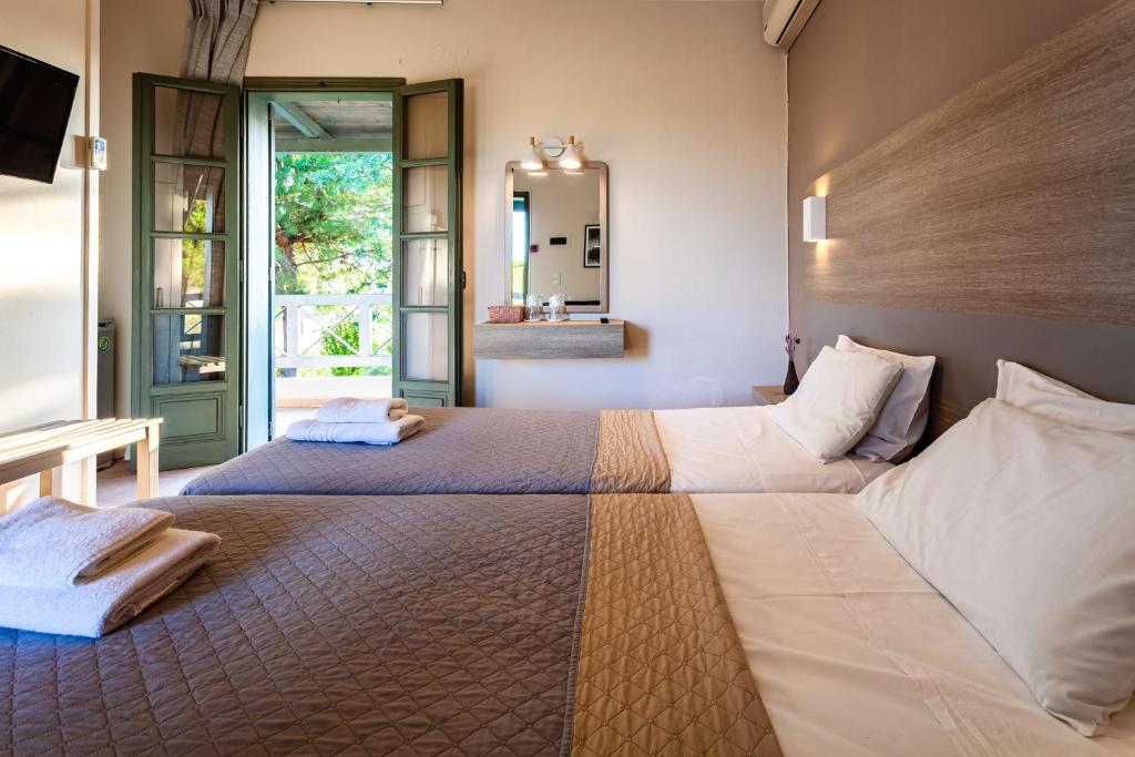 Postel nebo postele na pokoji v ubytování Kalogria Summer Retreats - Seimeio Strofilia, Sunny Vibes