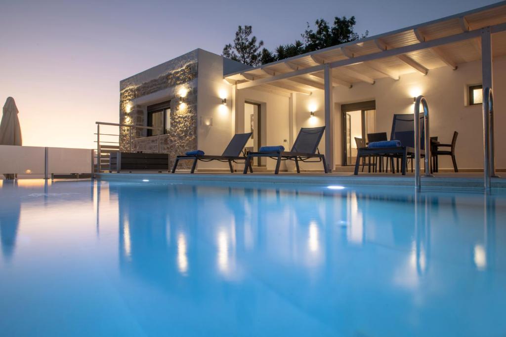 Villa con piscina por la noche en STELLA luxury villa - Kamilari en Kamilari