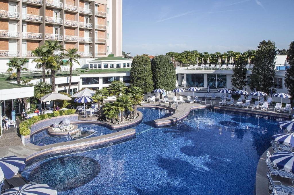 an overhead view of a swimming pool in a resort at Grand Hotel Terme & Spa in Montegrotto Terme