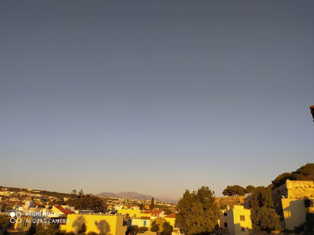 Výhľad na mesto Réthymno (mesto) alebo výhľad na mesto priamo z apartmánu