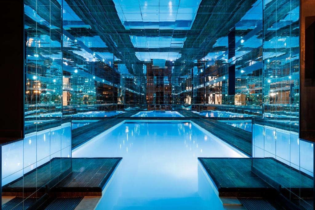 uma piscina com vista para a cidade à noite em Belfry & Spa by Ligne St Barth em Lourdes