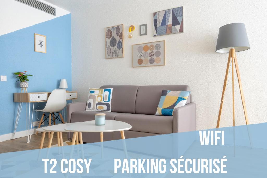 salon z kanapą i stołem w obiekcie T2 cosy Port de plaisance Parking-wifi gratuit w mieście Rochefort