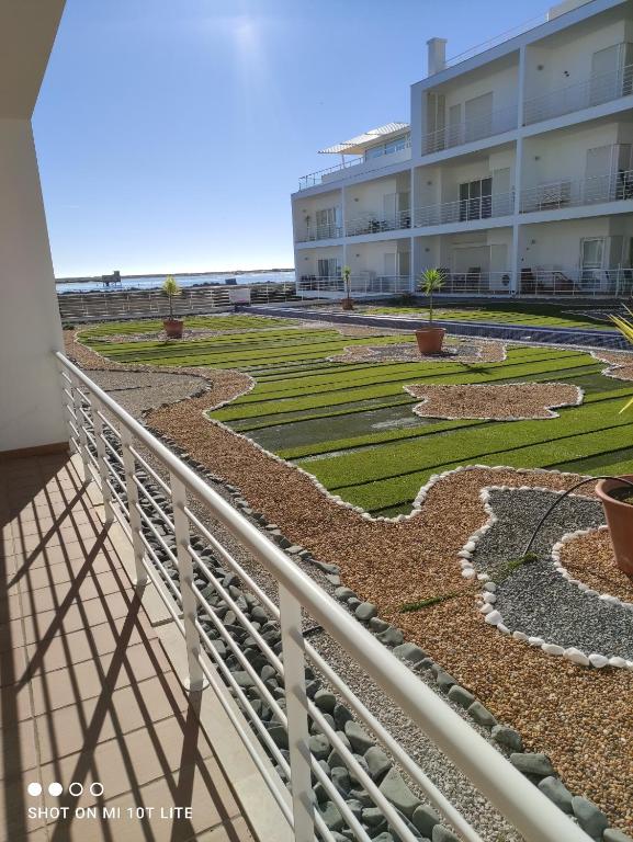 uma vista a partir da varanda de um edifício em Condominio Formosa Village em Fuzeta