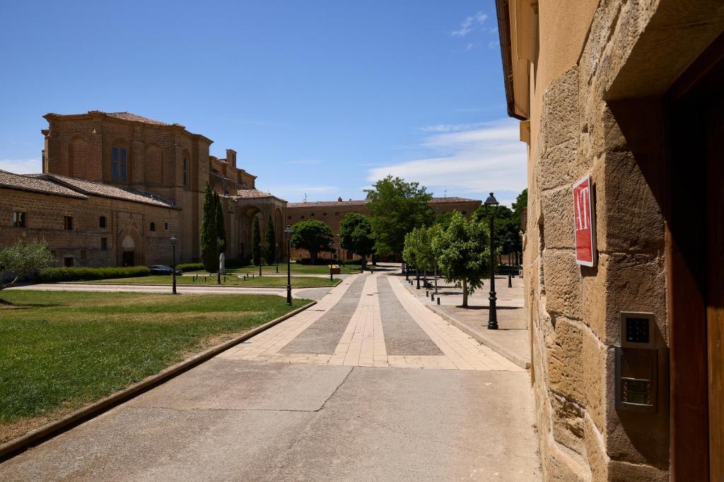 una calle vacía al lado de un edificio en un campus en Los Apartamentos del Palacio en Casalarreina