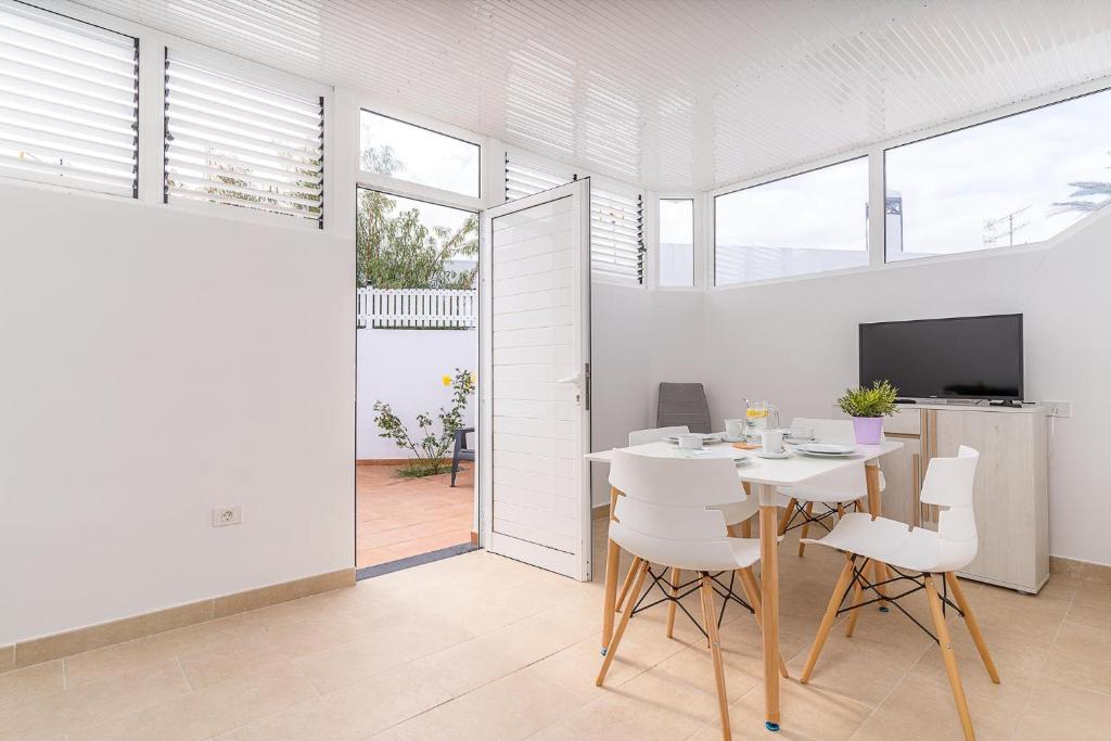 A television and/or entertainment centre at Apartamento Sussa 7A by HH