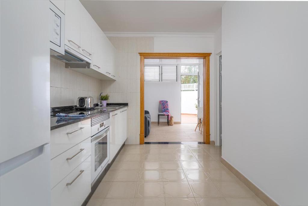 A kitchen or kitchenette at Apartamento Sussa 7A by HH