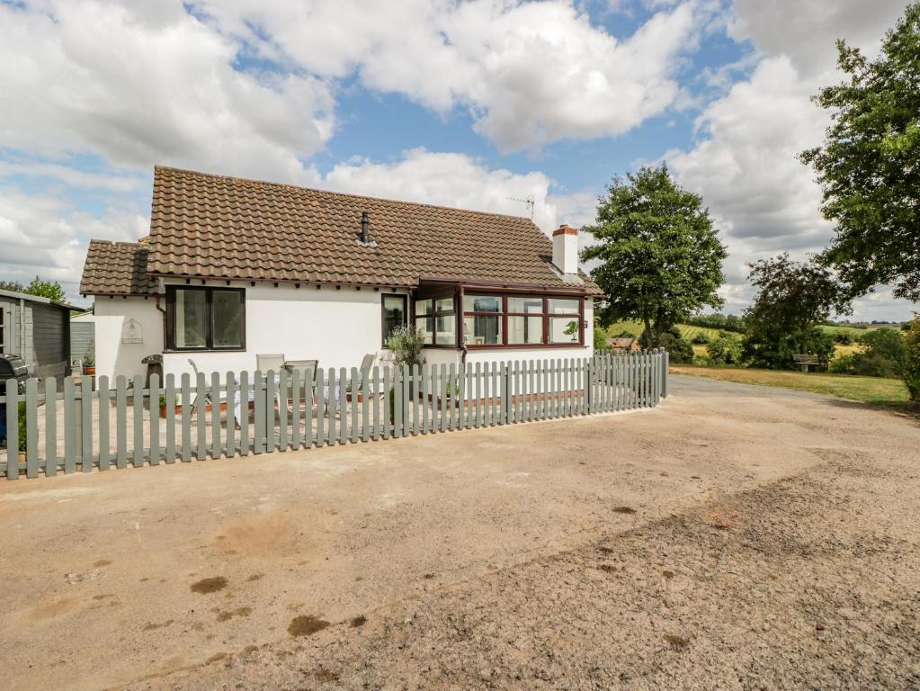 una casa con una valla blanca en Phocle Ridge, en Ross-on-Wye