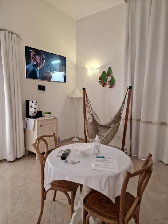 TV a/nebo společenská místnost v ubytování White Suite Polignano 08