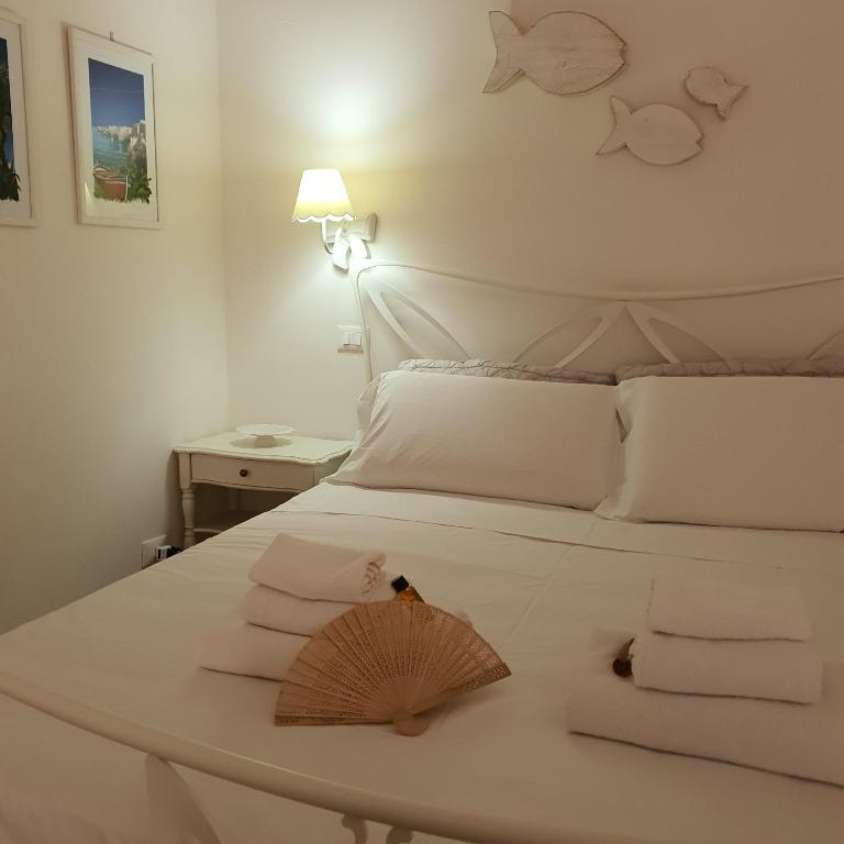 Postel nebo postele na pokoji v ubytování White Suite Polignano 08