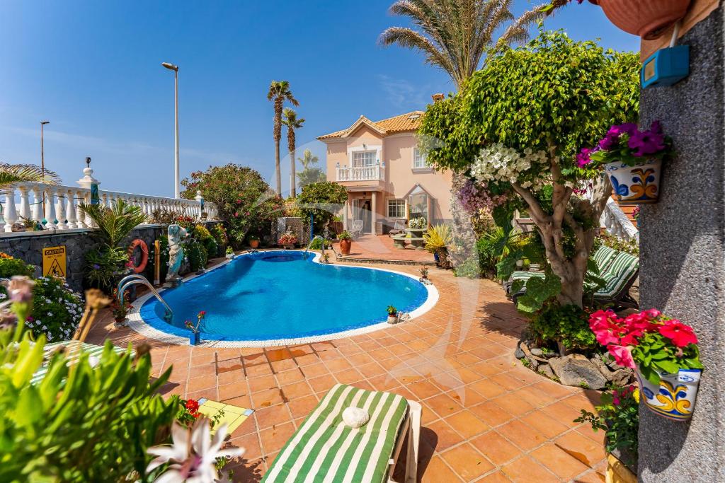 una casa con piscina en un patio en Apartamentos Los Delfines en El Médano