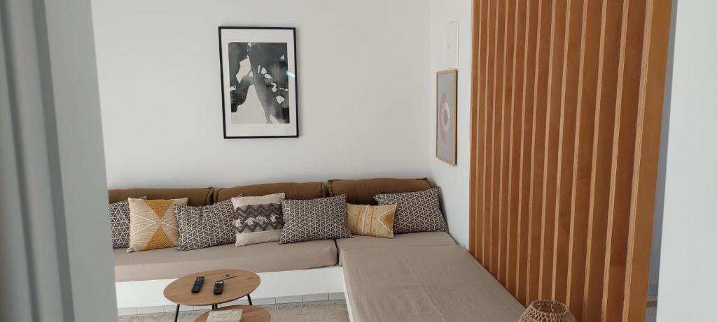 een woonkamer met een bank met kussens bij Apartamento 90m2 com vista mar - Albufeira in Albufeira