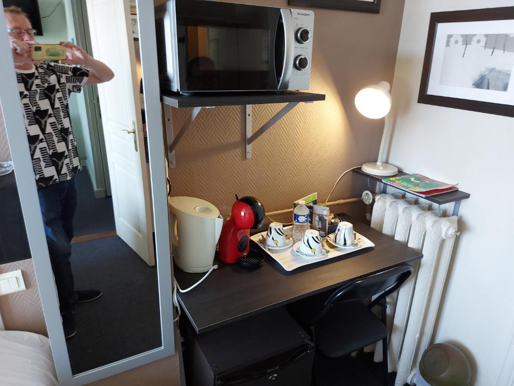 TV a/nebo společenská místnost v ubytování Hotel De La Paix