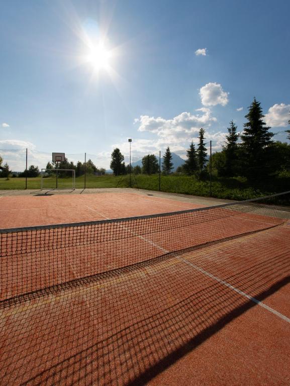 Tenis alebo squash v ubytovaní TatryView Apartments by KingDubaj PREMIUM alebo jeho okolí