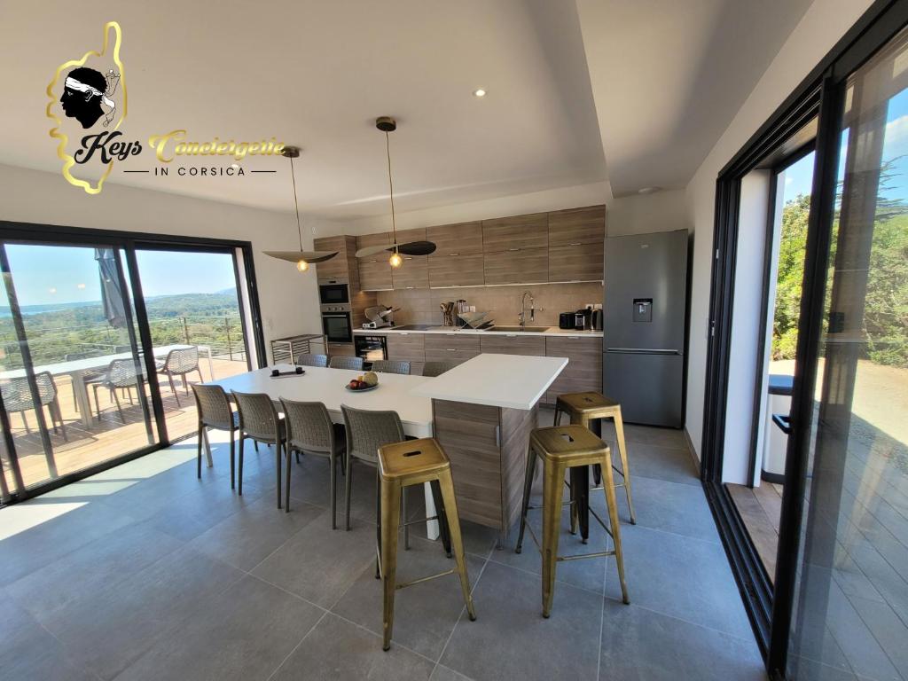 Fotografia z galérie ubytovania Casa Balancinu Vue panoramique sur montagne et Mer Piscine Privée v destinácii Sainte-Lucie de Porto-Vecchio