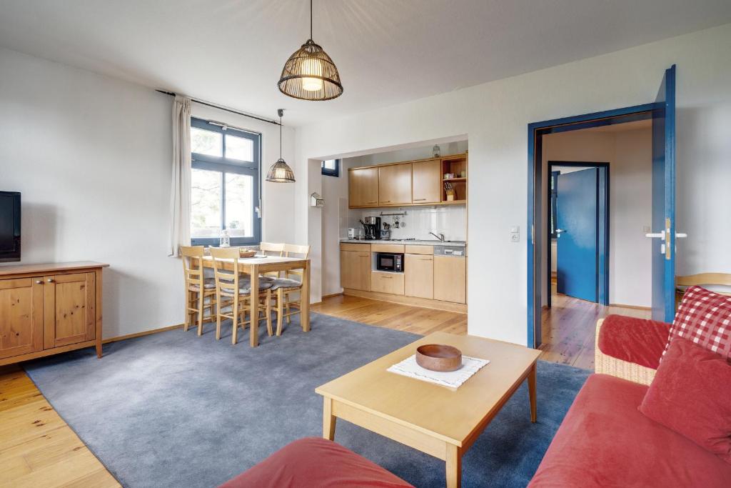ein Wohnzimmer mit einem Sofa und einem Tisch in der Unterkunft 3-Raum Familienapartment bis 4 Pers 53 in Rankwitz