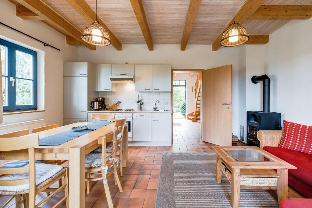 een keuken en een woonkamer met een tafel en stoelen bij 4-Raum Apartment bis 6 Pers 22 in Rankwitz