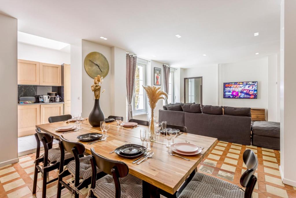 - une salle à manger avec une table et un canapé dans l'établissement 180 Suite Eden, Luxury APT at Sacré Coeur, à Paris