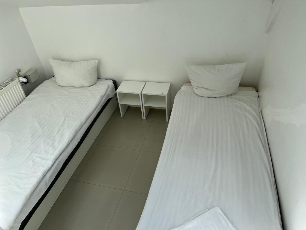 Postel nebo postele na pokoji v ubytování Hoża Apartments and Rooms
