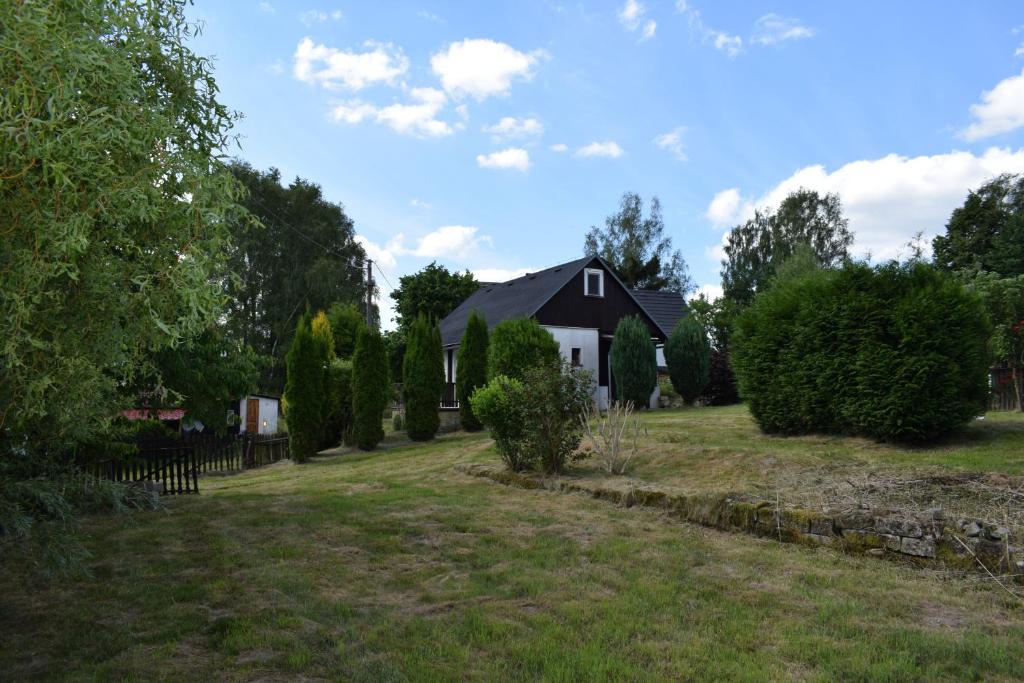 een zwart-wit huis met een tuin bij Chata Janov in Janov