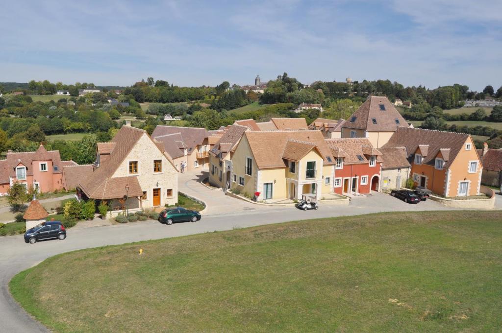eine Luftansicht eines Wohnviertels mit Häusern in der Unterkunft Le Haut-Val Résidences in Bellême