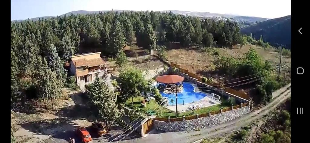 una vista aérea de una casa con piscina en Vila Nika, en Veles