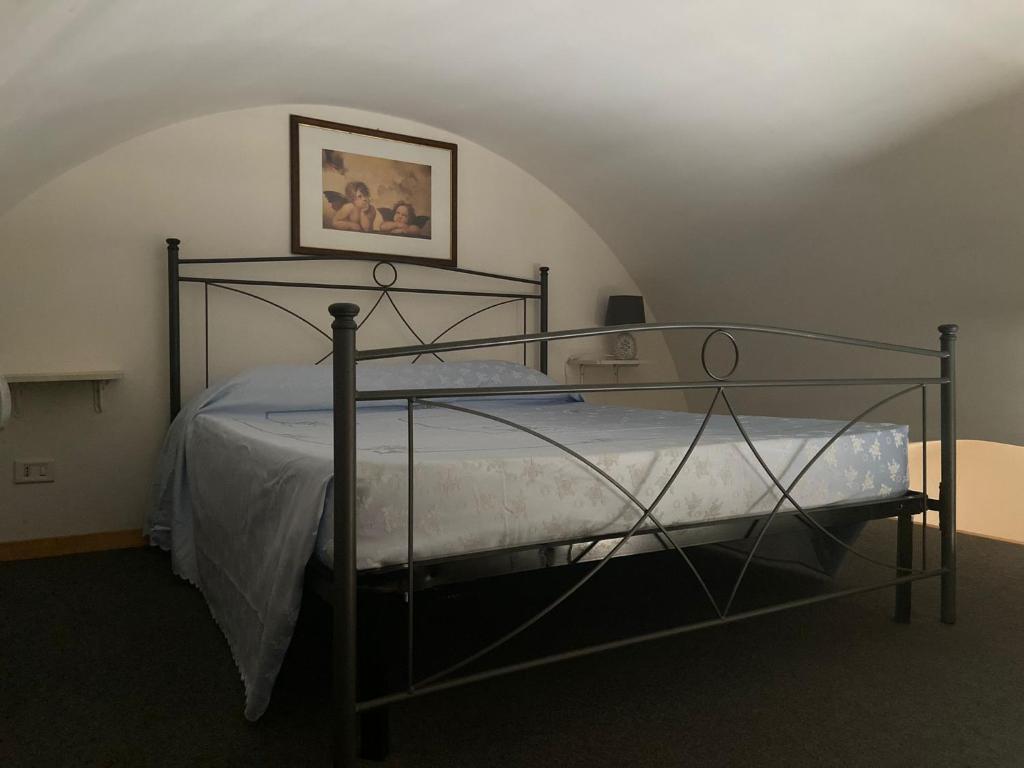 1 cama con marco de metal en una habitación en La Rotonda en Mottola