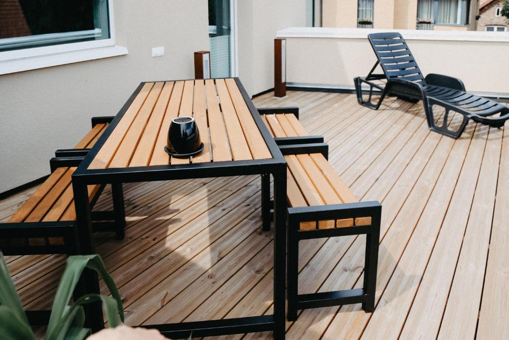 Rõdu või terrass majutusasutuses Hotel Vesiroos