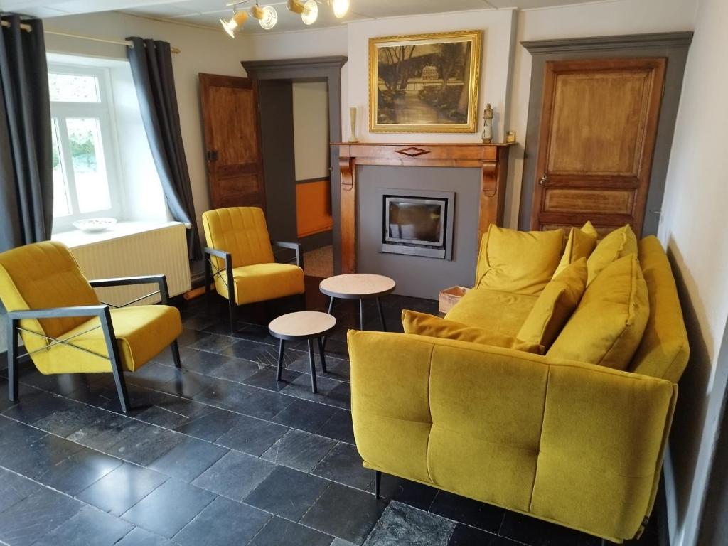 OnhayeにあるRural and family lodgingのリビングルーム(黄色のソファ、椅子付)