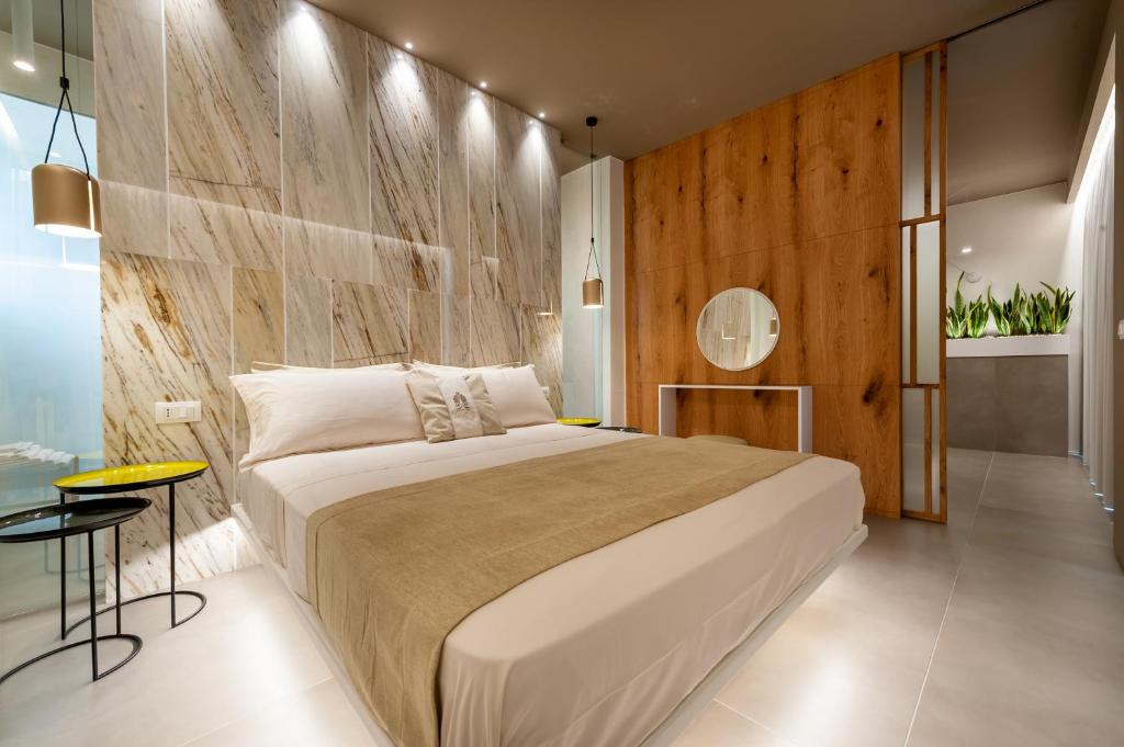 A bed or beds in a room at Donnarumma Hotel