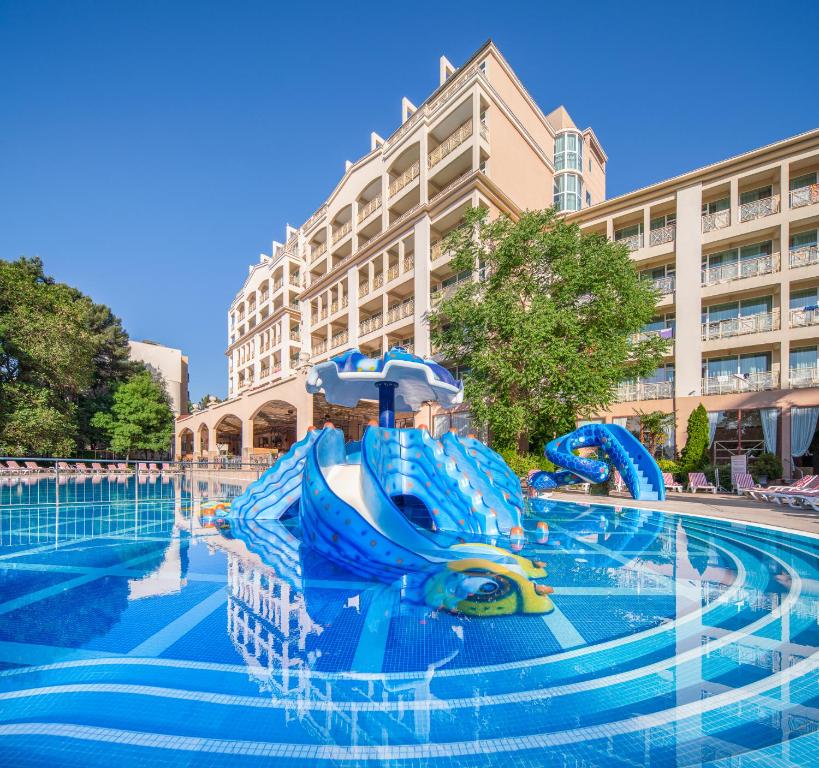 un parque acuático con un tobogán de agua en una piscina en Hotel Alba - All inclusive en Sunny Beach