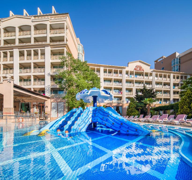 een blauwe waterglijbaan in het midden van een zwembad bij Hotel Alba - All inclusive in Sunny Beach
