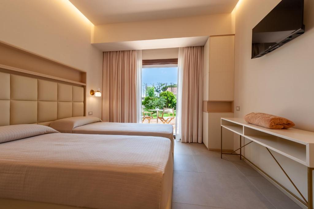 A bed or beds in a room at Donnarumma Hotel