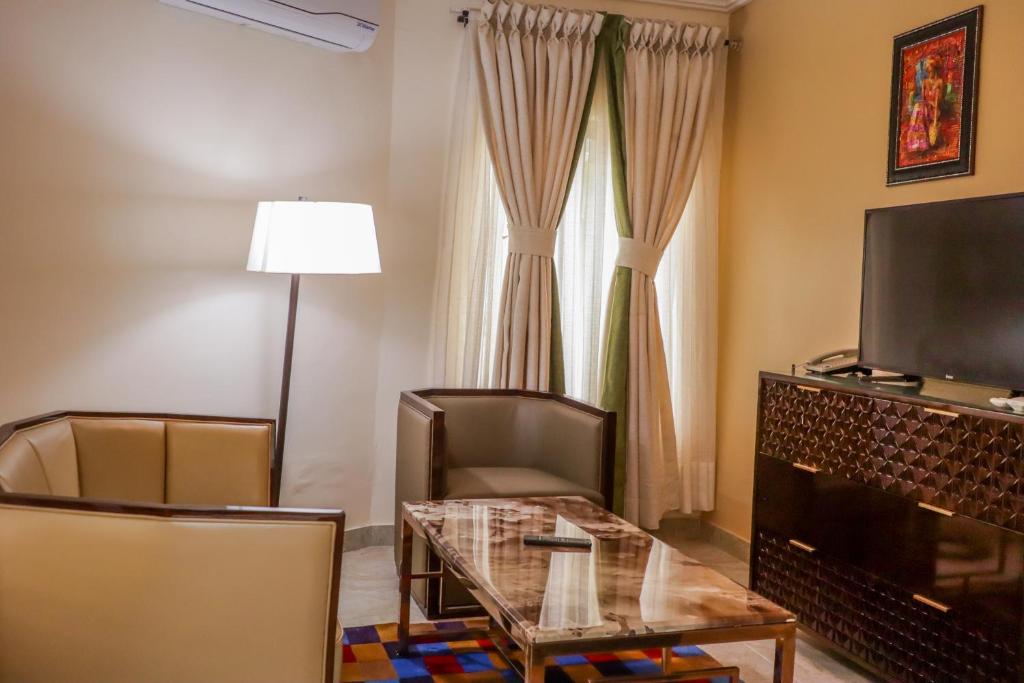 TV a/nebo společenská místnost v ubytování De Rembrandt Classic Hotel