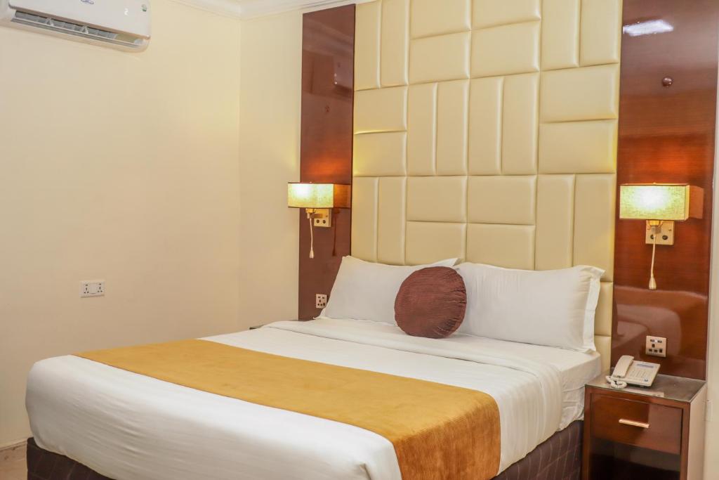 Postel nebo postele na pokoji v ubytování De Rembrandt Classic Hotel