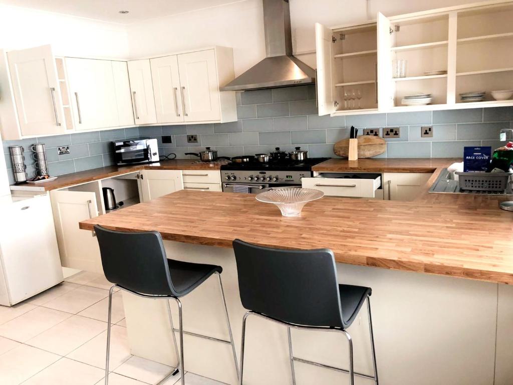 3-Bed Semi-Detached House, Wifi, Parking, Outdoor Space - Housity