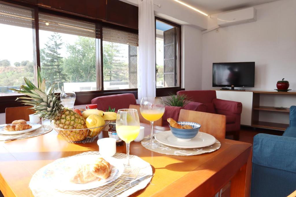 een tafel met twee glazen wijn en eten erop bij Sun & Beach Alvor in Alvor