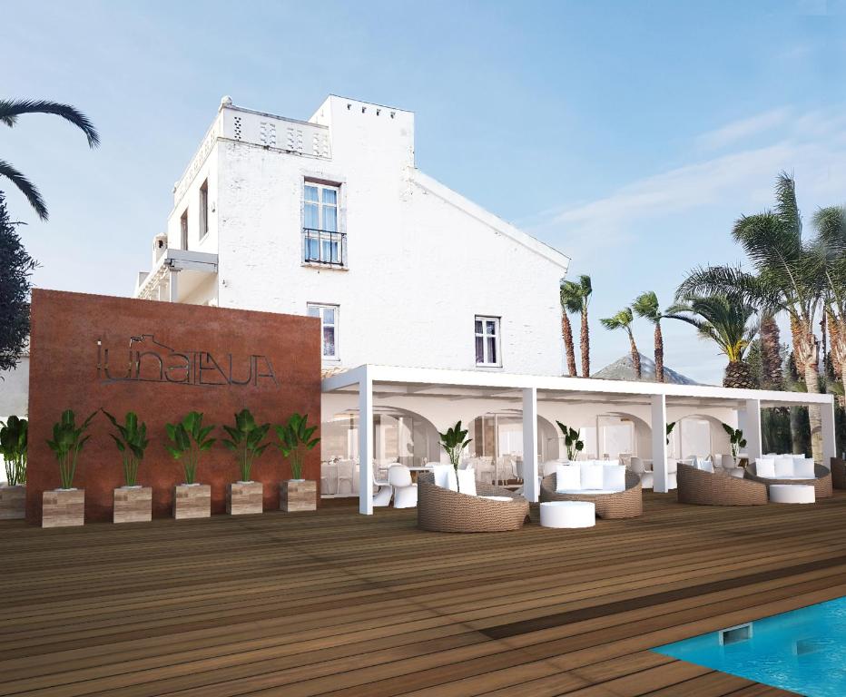 een weergave van een wit gebouw met een terras bij Hotel & Resort Lunatenuta in Mondragone
