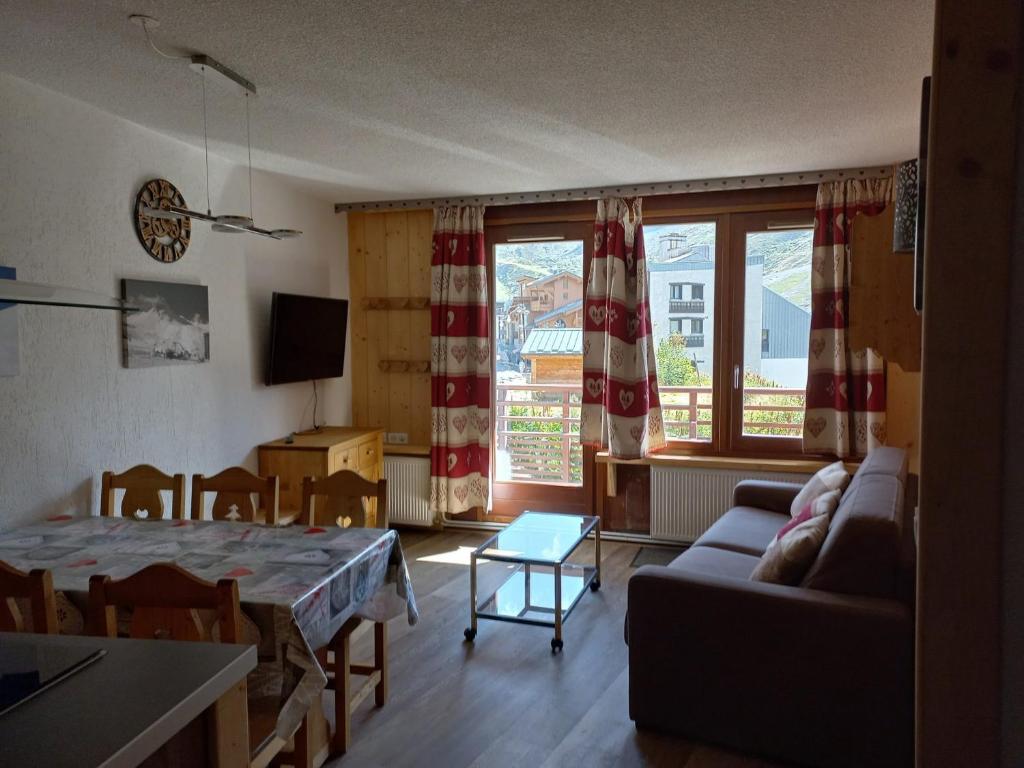 un salon avec un canapé et une table dans l'établissement Appartement 2 pièces, sud-ouest, montagne, Tignes - FR-1-449-7, à Tignes