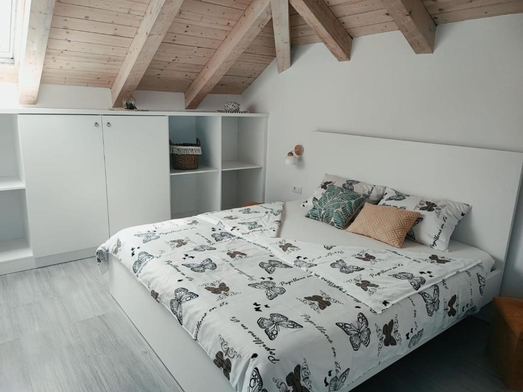 - une chambre avec un lit et une couette noire et blanche dans l'établissement Villa Štorija, à Split