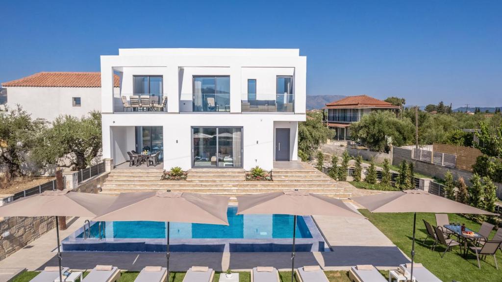Bazén v ubytování Boheme Villas close access to Laganas Resort nebo v jeho okolí