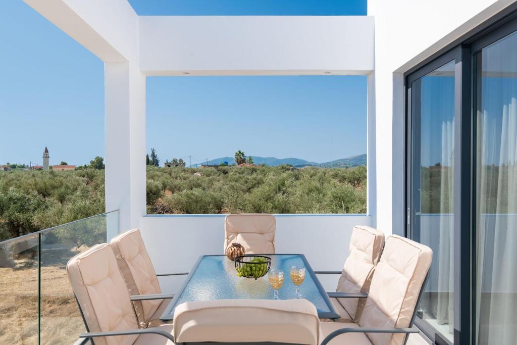 Balkón nebo terasa v ubytování Boheme Villas close access to Laganas Resort