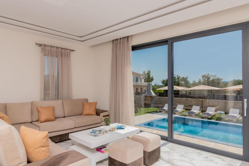 Bazén v ubytování Boheme Villas close access to Laganas Resort nebo v jeho okolí