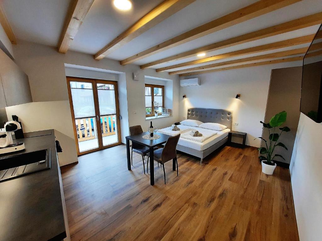 Letto o letti in una camera di Apartments Hlapi with SPA