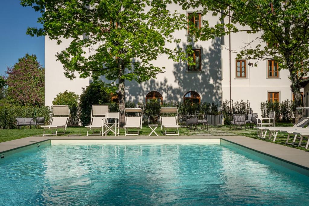 a swimming pool in front of a white building at Villa Neroli in Florence