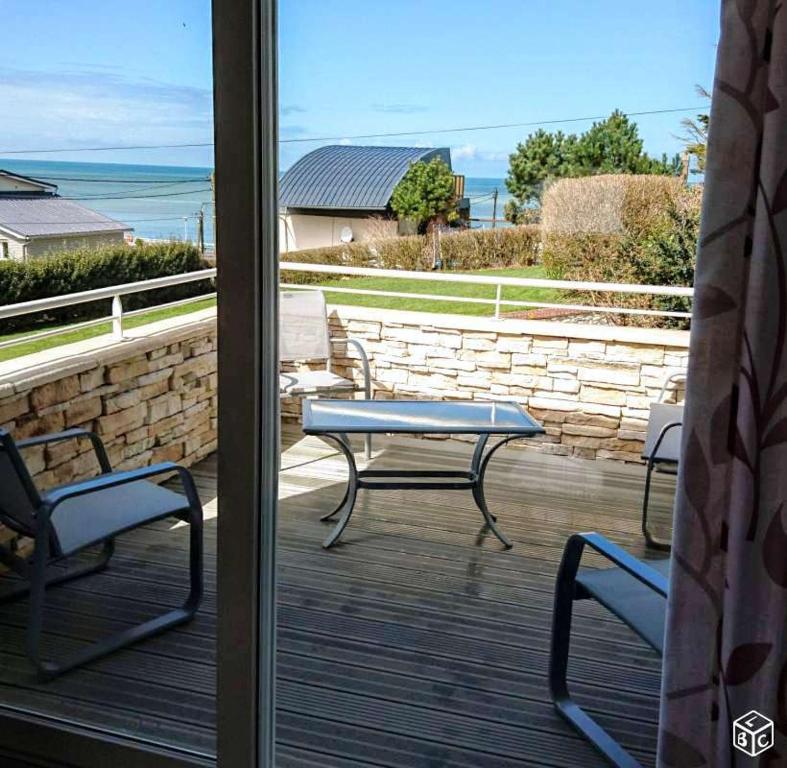 d'une terrasse avec une table et des chaises. dans l'établissement GitedesDalles 3 épis avec terrasse vue mer, 