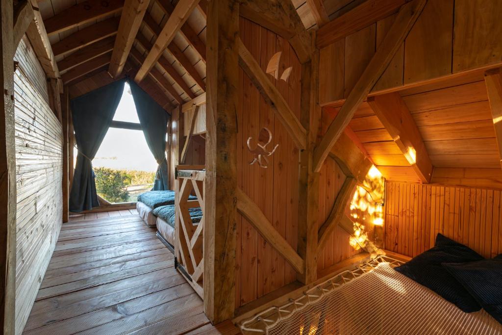 Les ÉpassesにあるCabanes de la Grande Noeの二段ベッド付きの木造キャビンの内側の景色を望めます。
