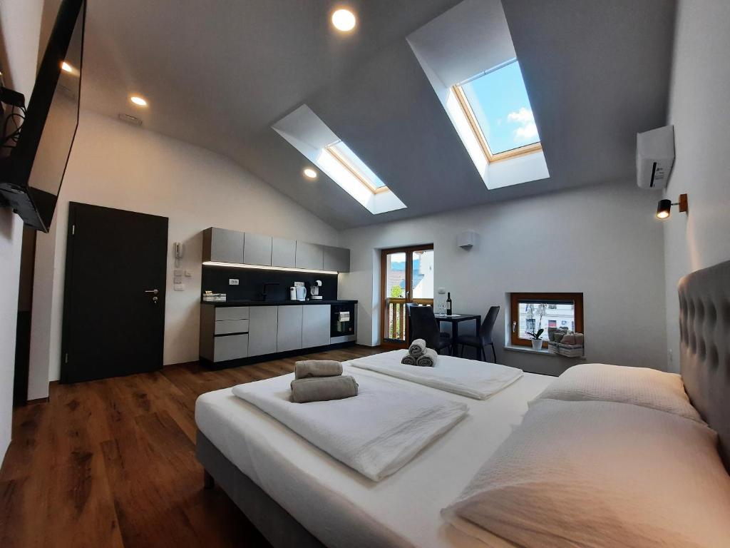Letto o letti in una camera di Apartments Hlapi with SPA