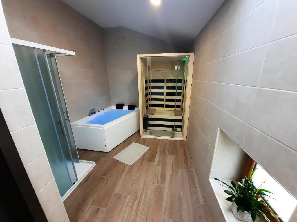 Letto o letti in una camera di Apartments Hlapi with SPA